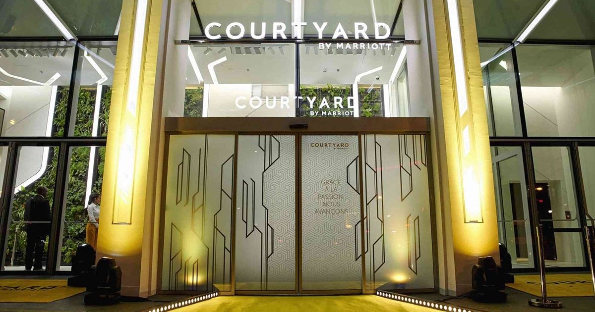 déco-vitre-entrée-hotel-sablé