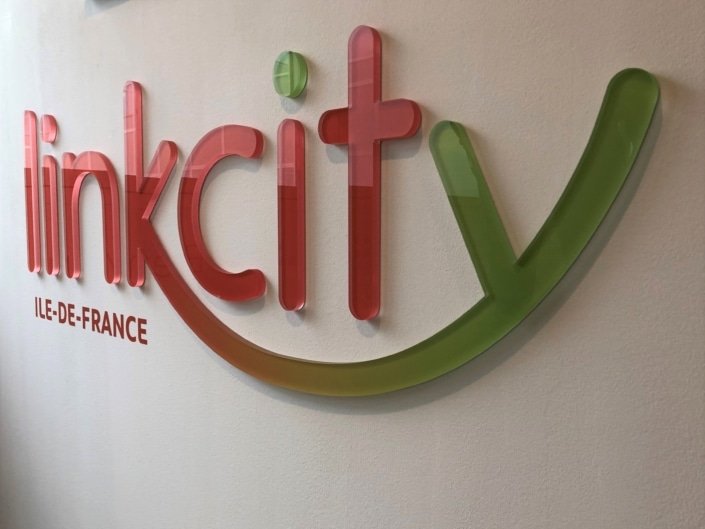 logo-en-plexi-decoupé