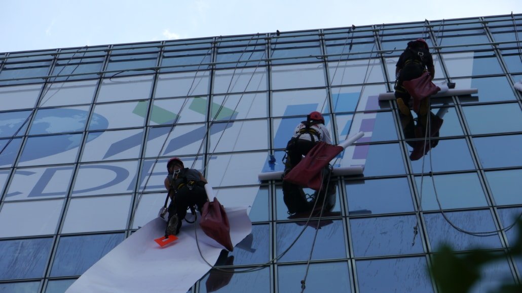 pose-vitrophanie-alpiniste