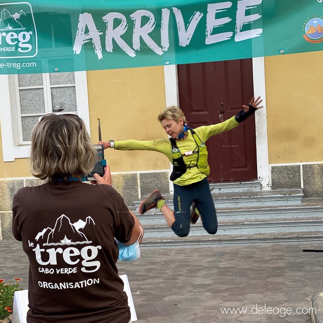 arrivee-ultra-trail-cap-vert-virginie-de-neuville-team-deleage