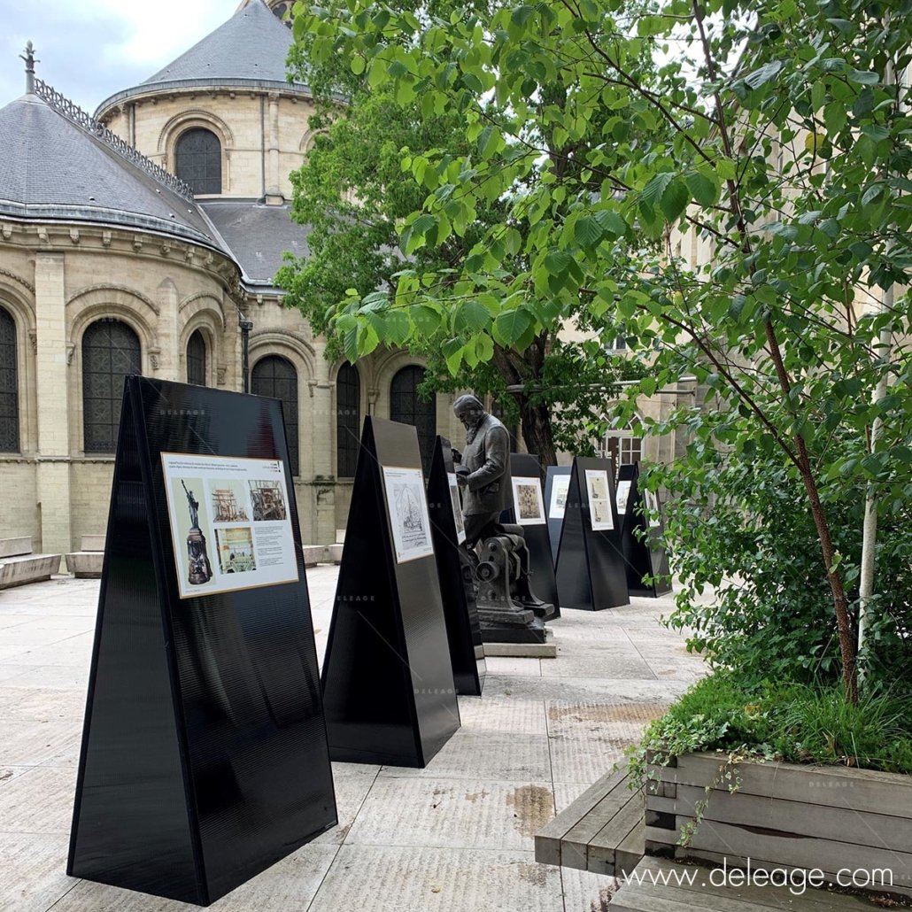 expo-exterieure-avec-totem.pyramide