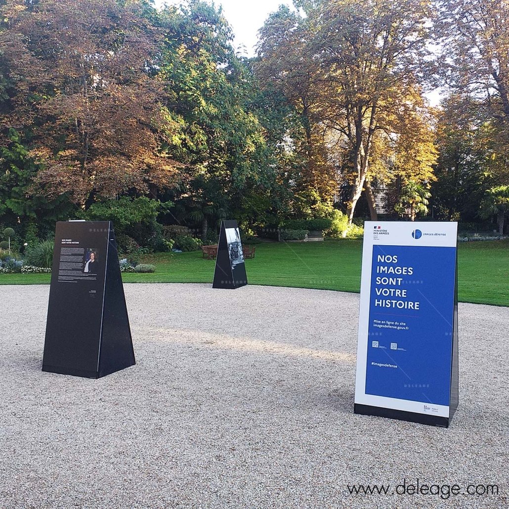 exposition-exterieur- totem-pyramide-1