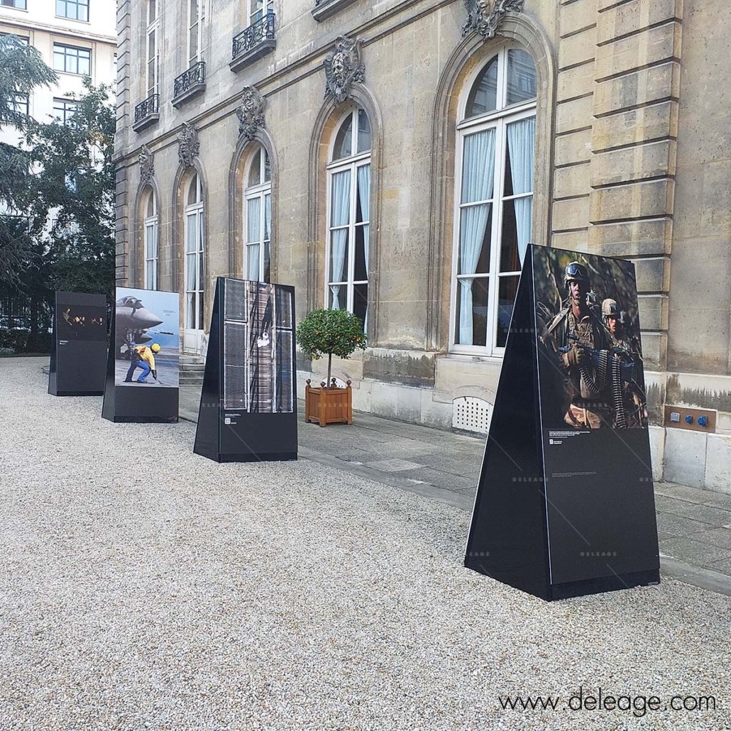 exposition-exterieur- totem-pyramide-2