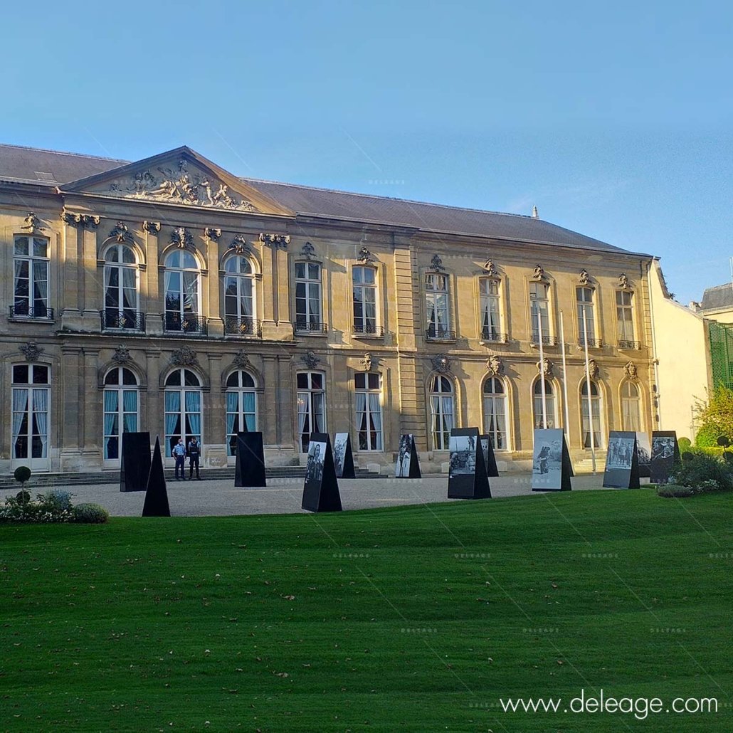 exposition-exterieur- totem-pyramide-4