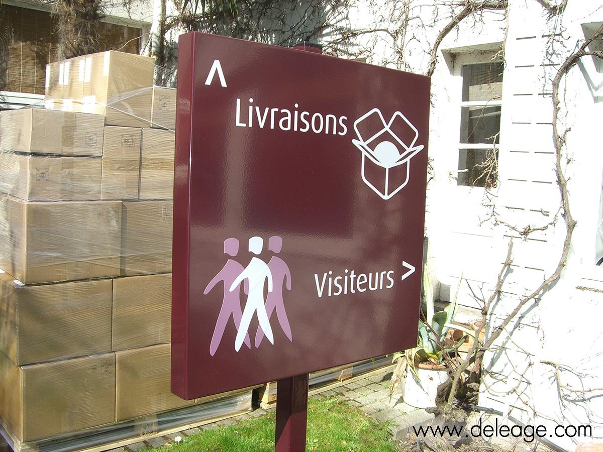 panneau-sur-pied-signalétique-extérieure