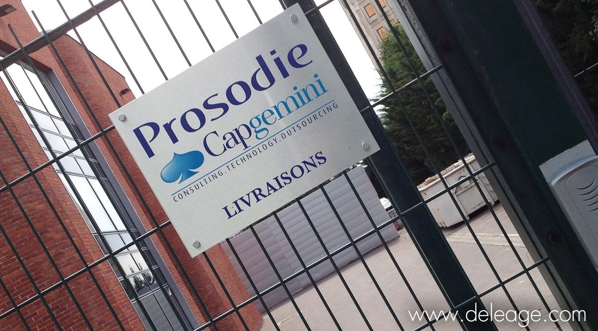 signaletique-extérieure-sur-grille