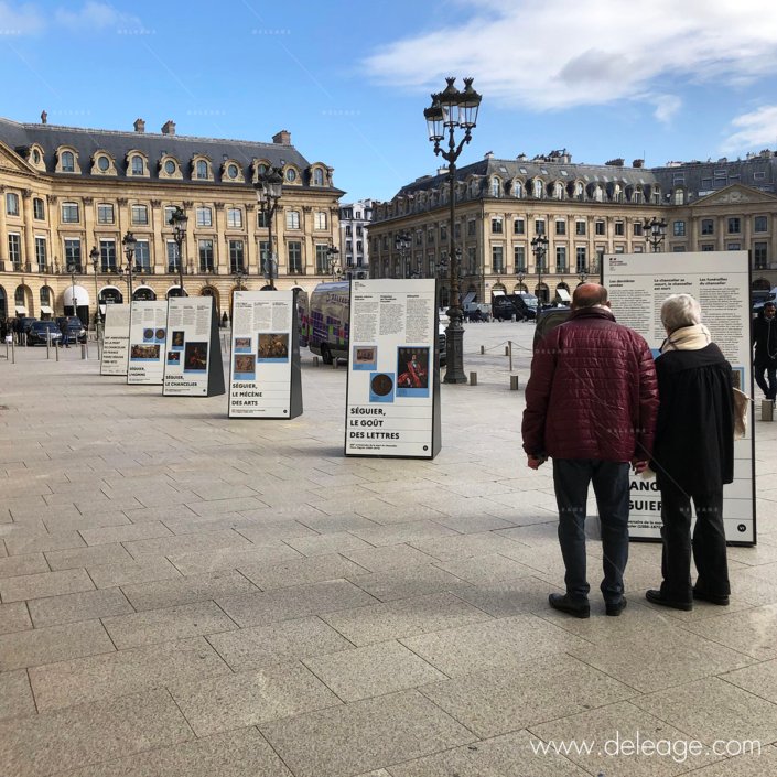 exposition-de-rue-totem-extérieure-en-metal-et-dibond-3