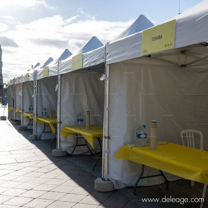 enseignes-tentes-extérieures-en-enfilade