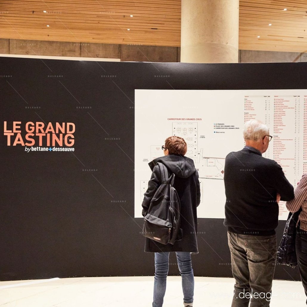 panneau-avec-la-liste-des-exposants