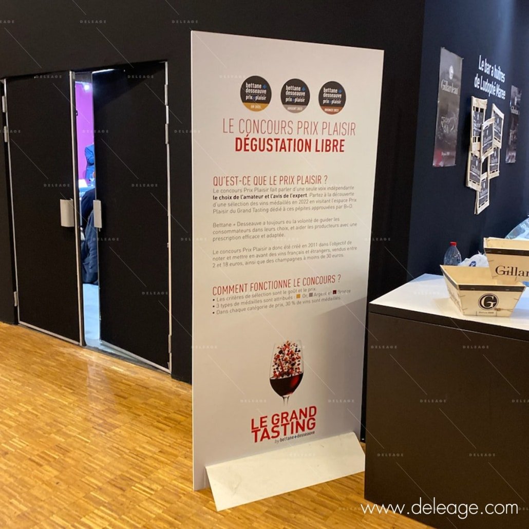 panneau-sur-embase-affichage-salon