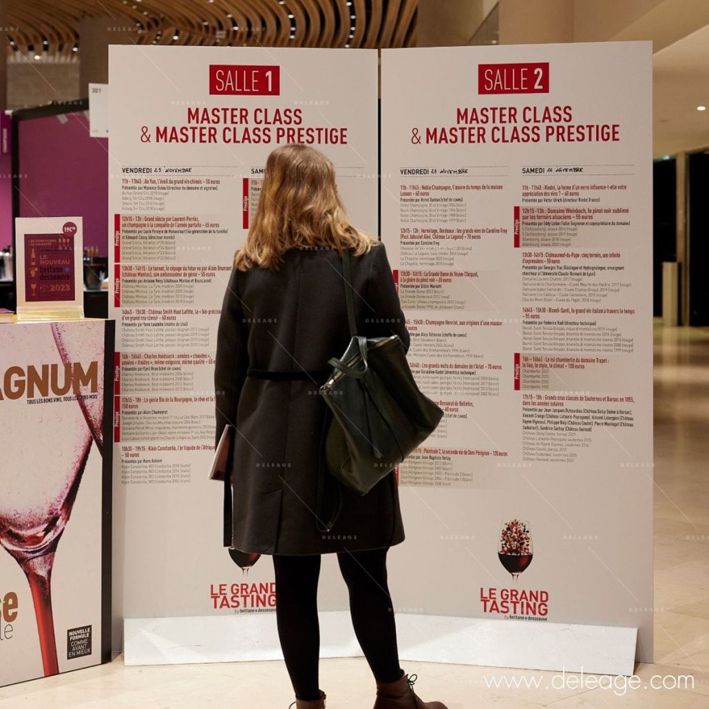 programme-affiché-sur-panneau-sur-socle-embase