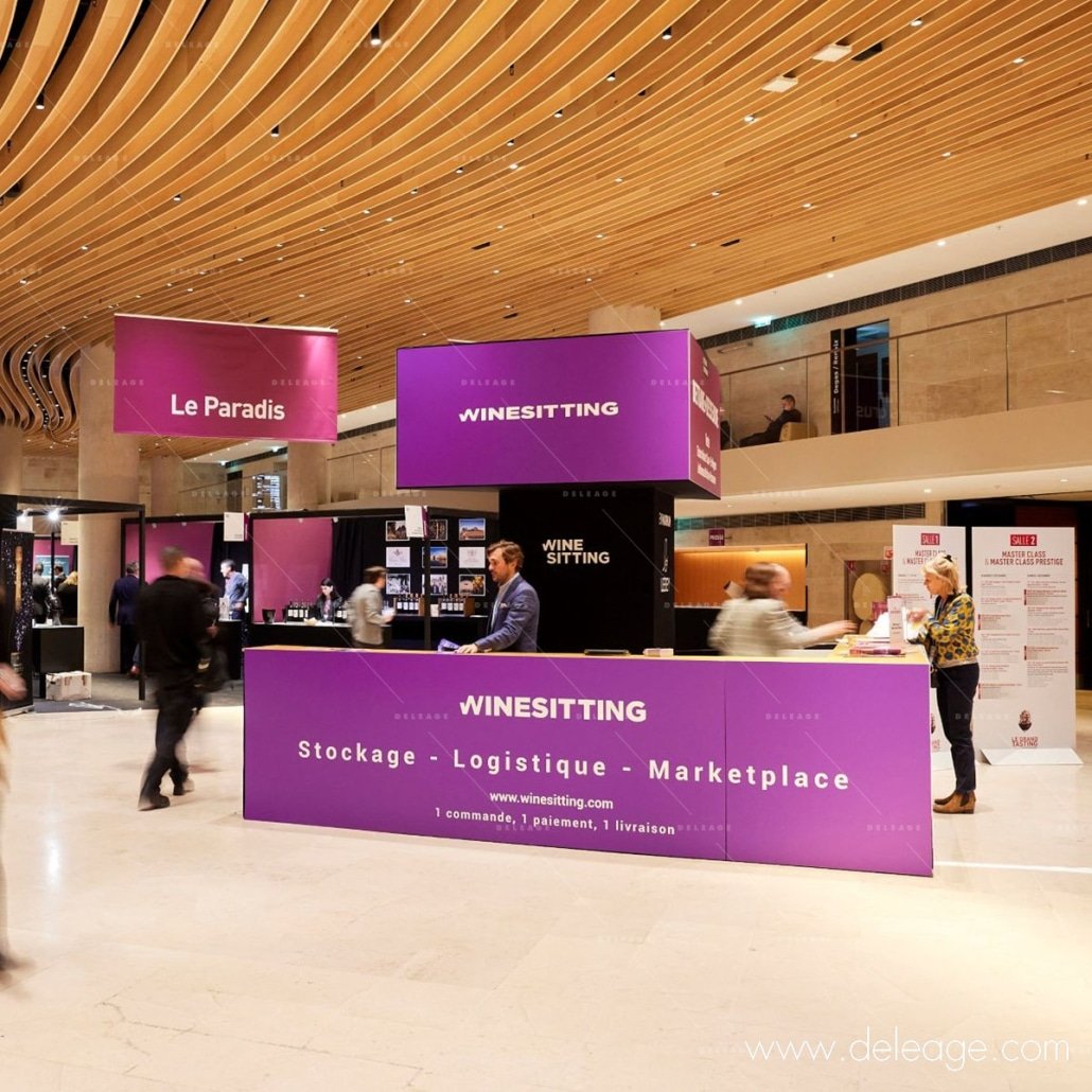 stand-avec-enseigne-haute