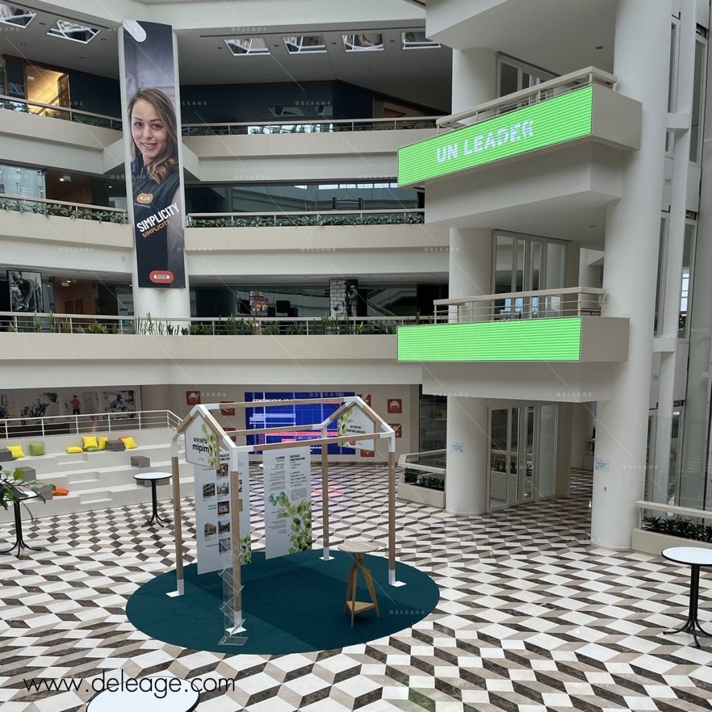 stand-en-bois-ajouré