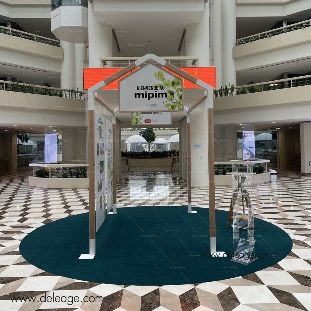 stand-tinny-en-bois-et-metal