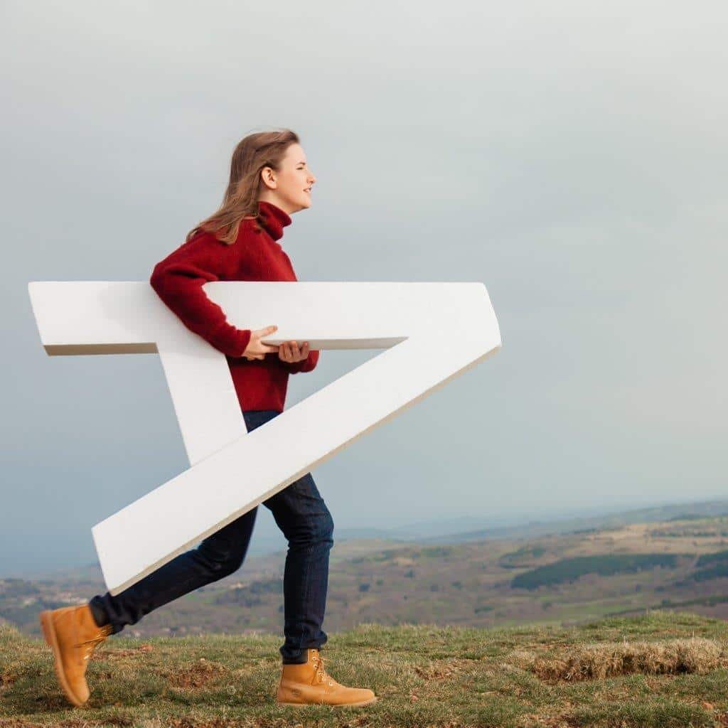 Chanteuse-cilou-en-chemin-avec-une-lettre-en-polystyrene