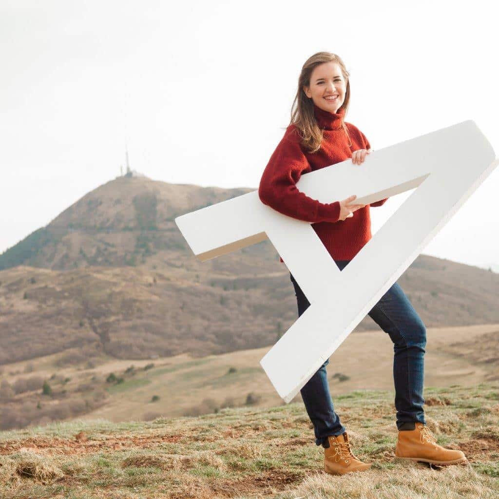 Chanteuse-cilou-qui-porte-une-lettre-en-polystyrene