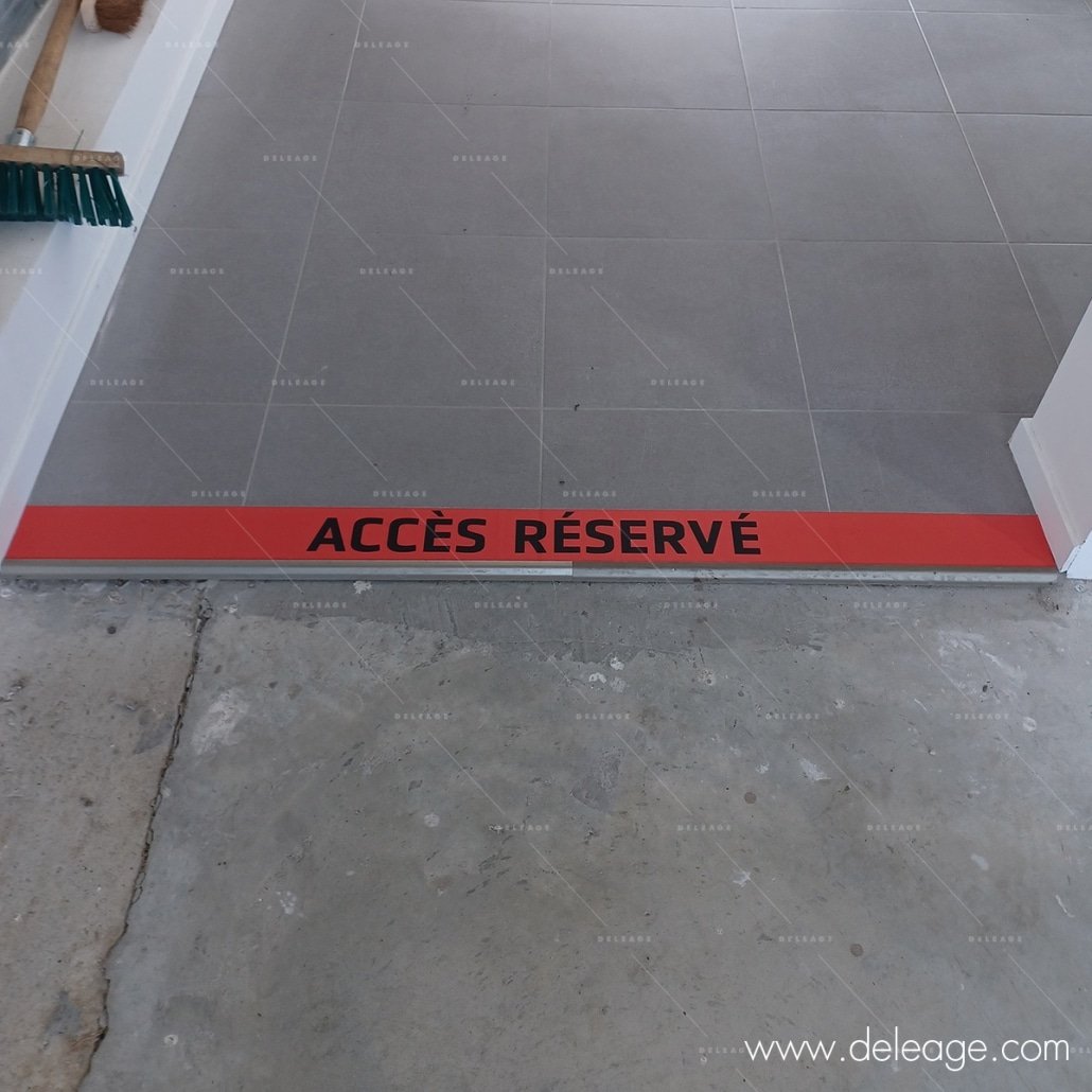 Marquage-au-sol-zone-de-franchissement