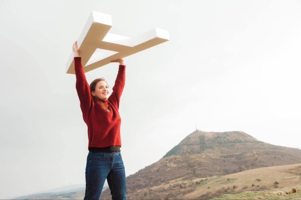 chanteuse-cilou-avec-une-lettre-en-volume-à-bout-de-bras