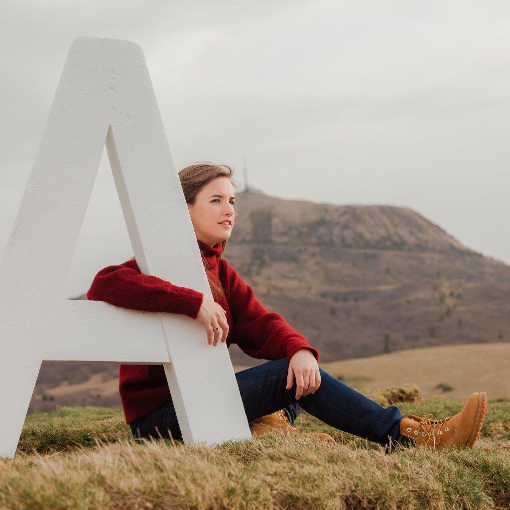 cilou-chanteuse-avec-lettre-A-en-polystyrene