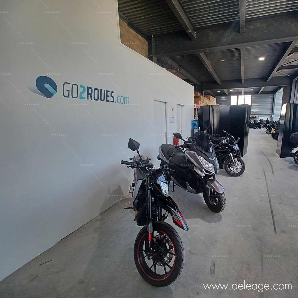 logo-adhésif-découpé-mural