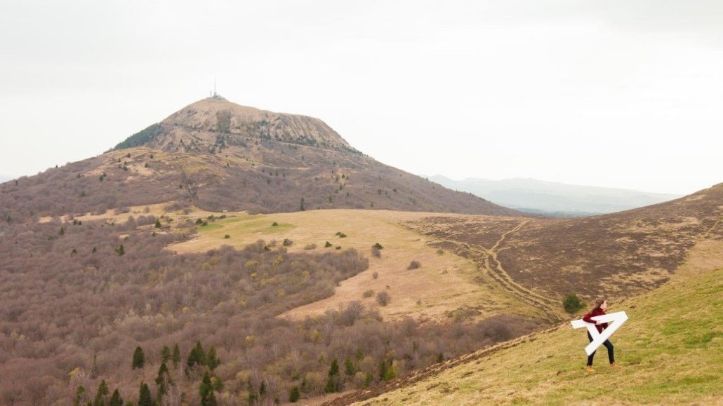 texte-en-polystyrene-dans-la-montagne-pour-le-clip-de-cilou