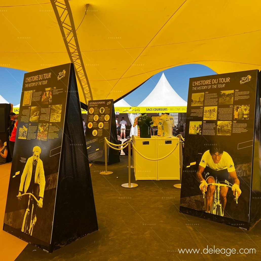 expo-sous-tente-avec-totem-zigzag