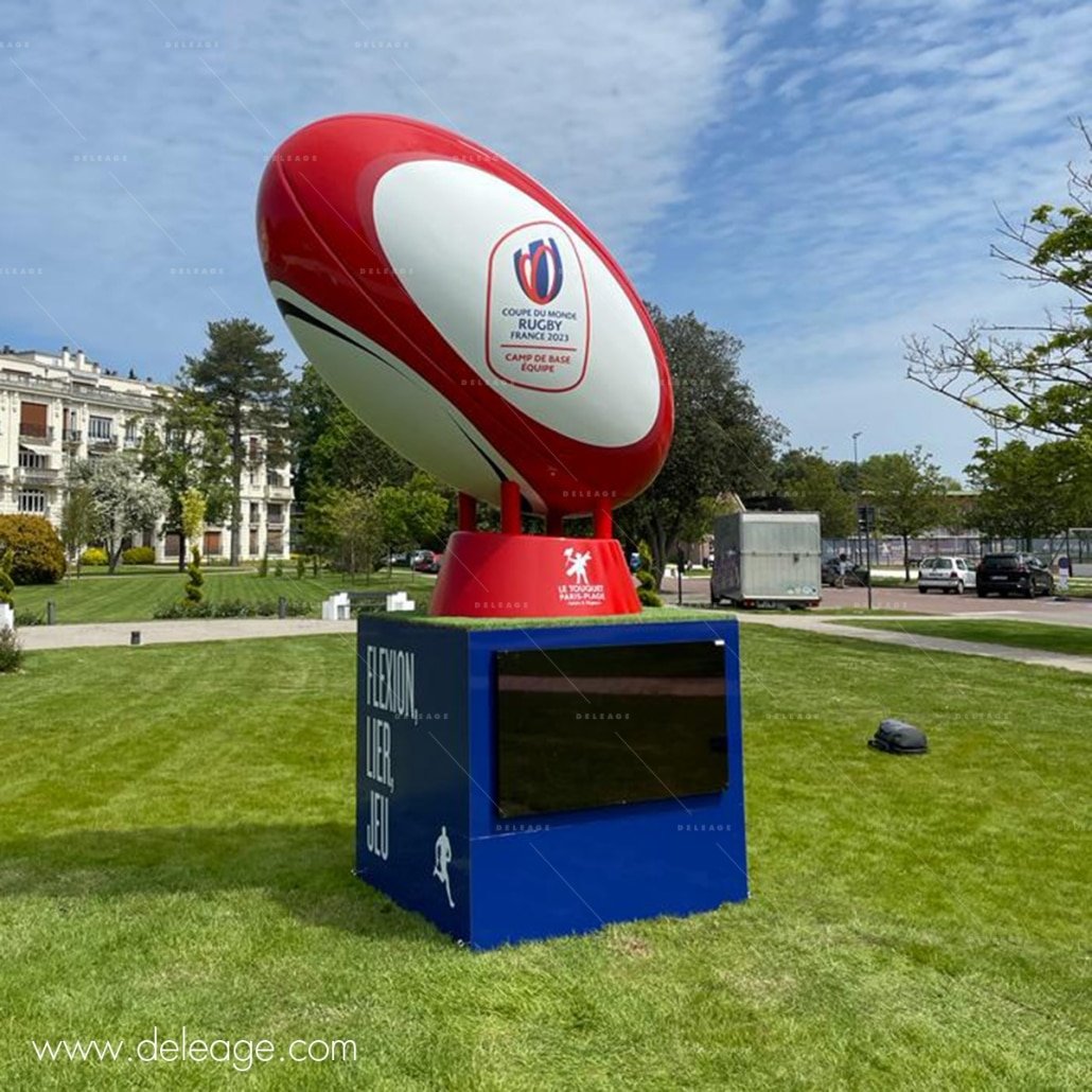 totem-exterieur-avec-ecran-et-ballon-de-rugby-en-polystyrene
