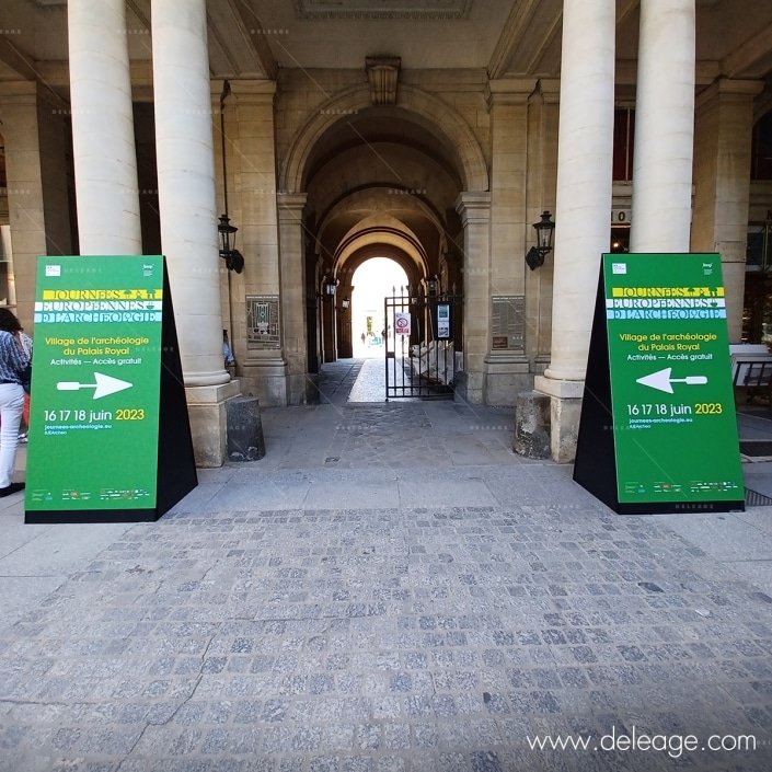 totem-exterieur-sur-pave-de-rue