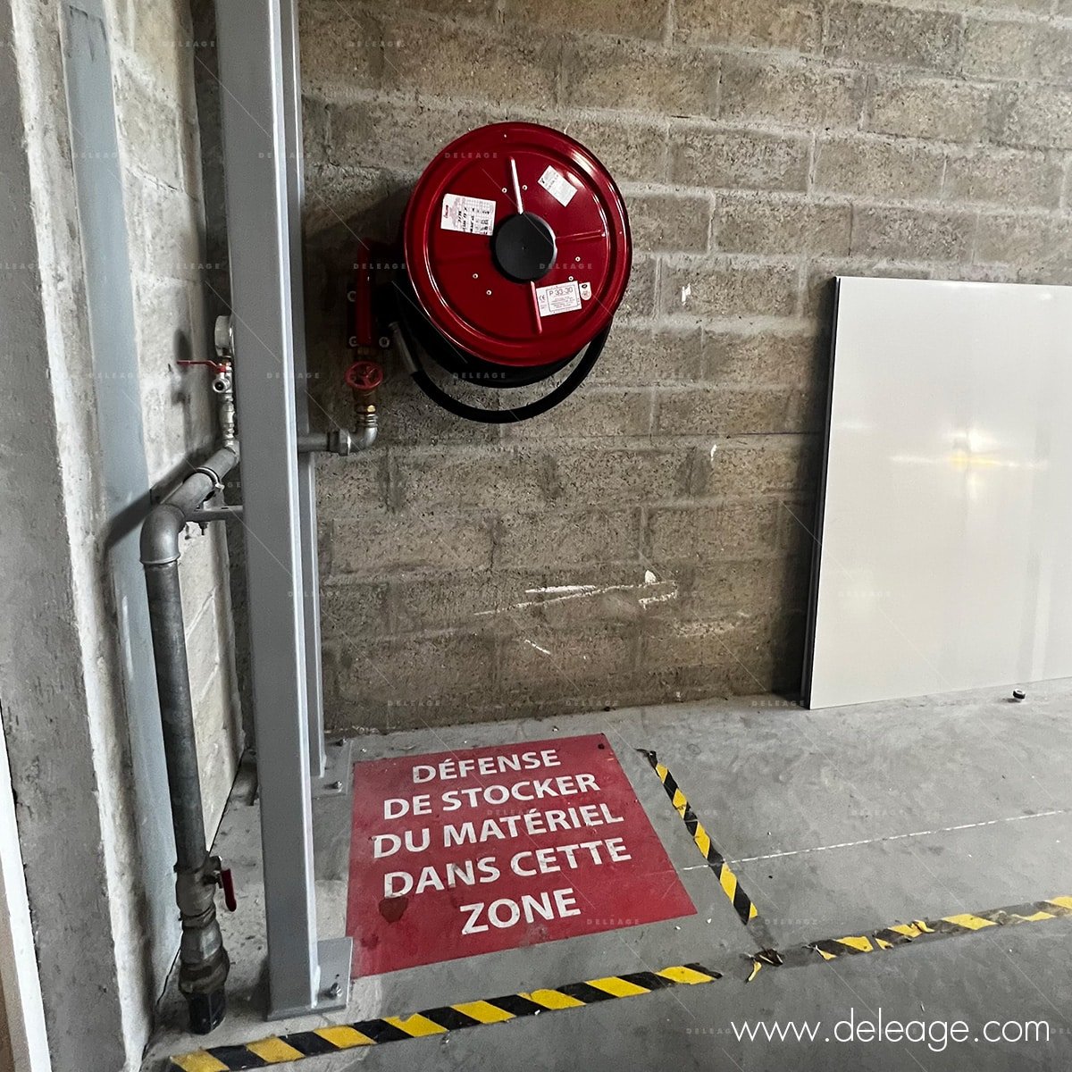 Prévention des risques et zones dangereuses Défense de stocker du matériel dans cette zone