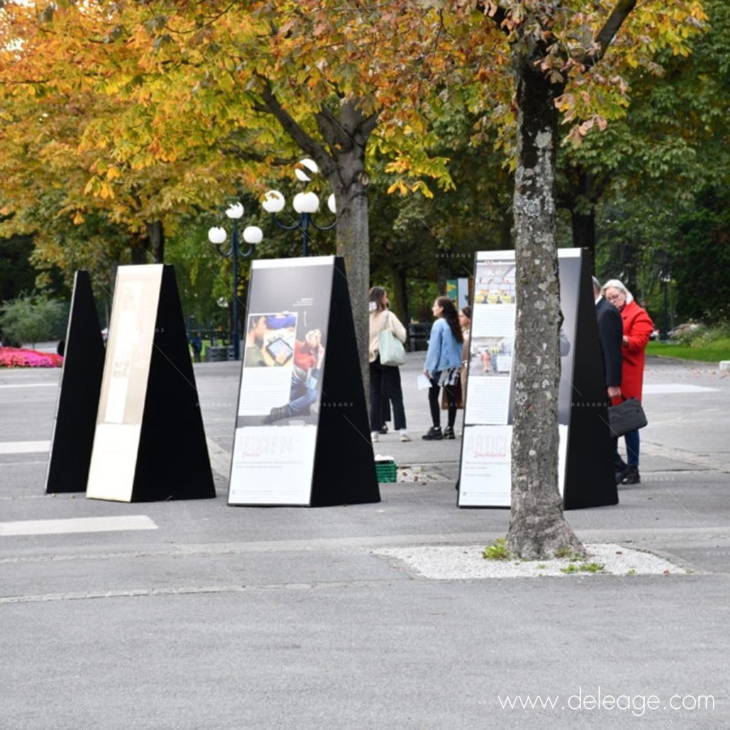 totem-exterieur-double-face-photo-zigzag