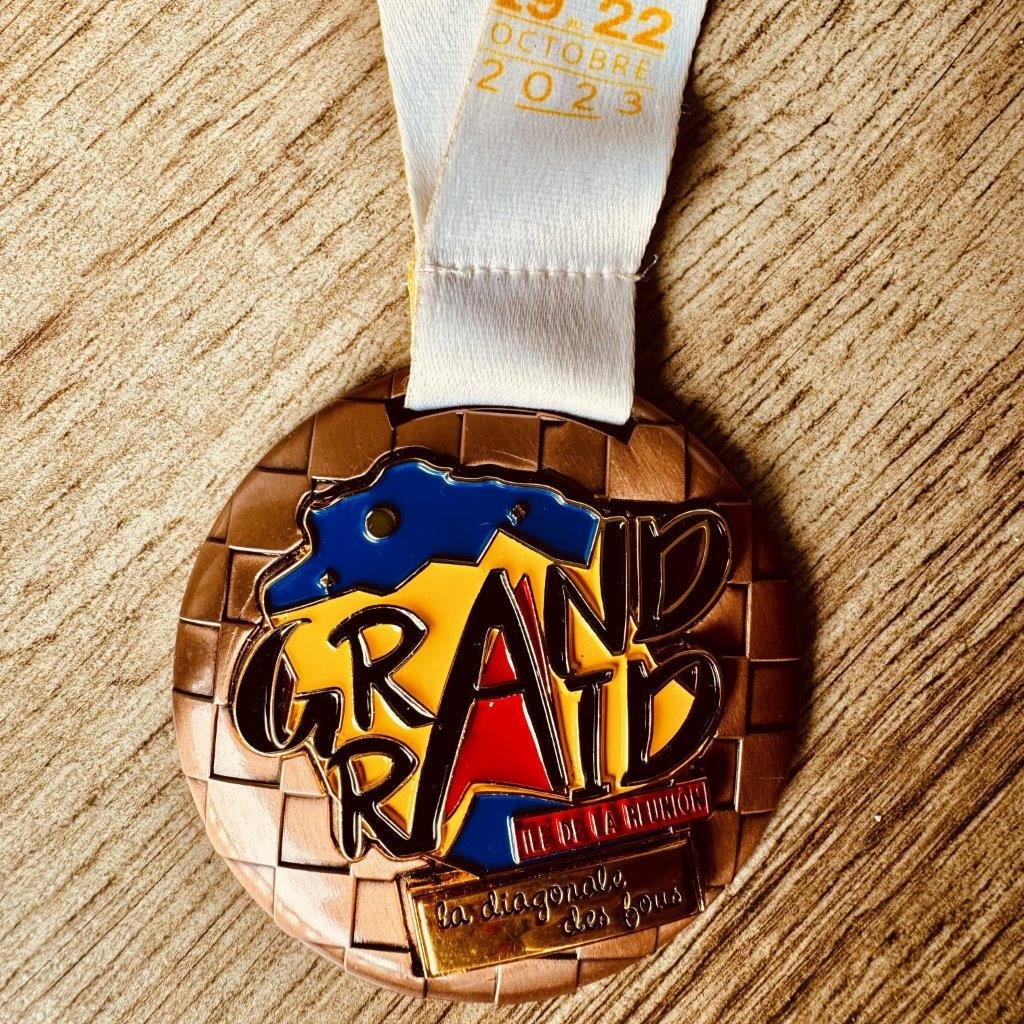 Medaille-diagonale-des-fous-virginie-de-neuville-2023