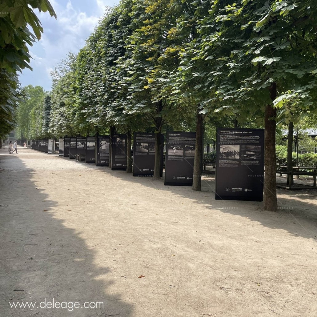 exposition-exterieure-jo-avec-totems-lestes