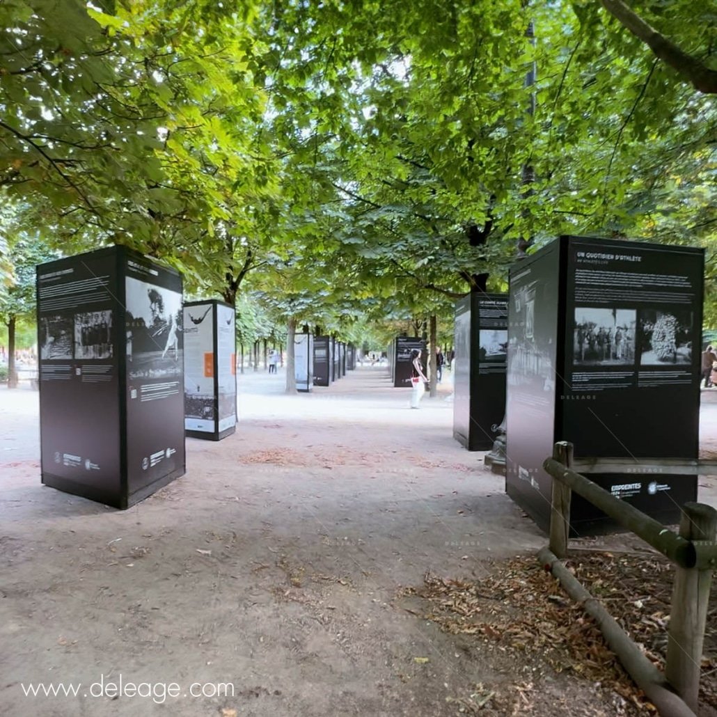 totem-tour-d'exposition-exterieur copie