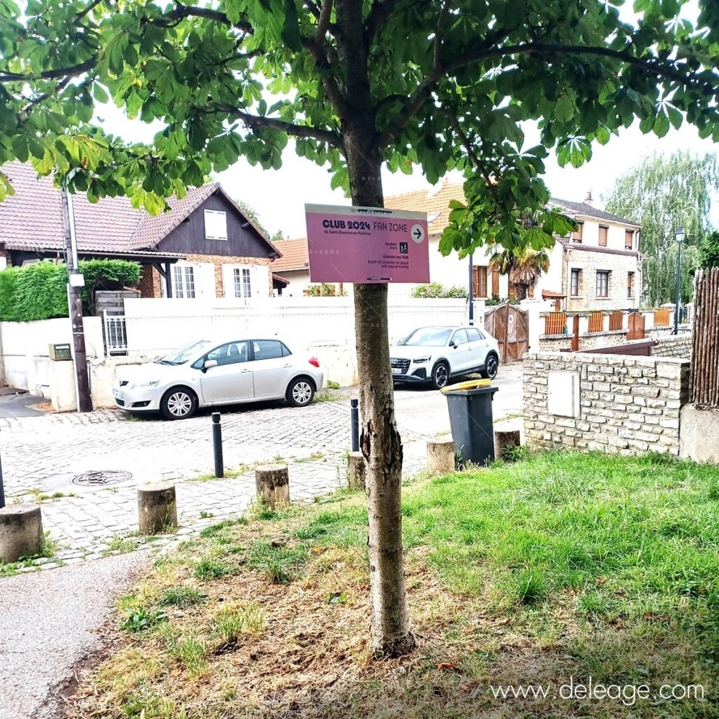 installation-fan-zone-jo-pancarte-impression-akylux-sur-arbre