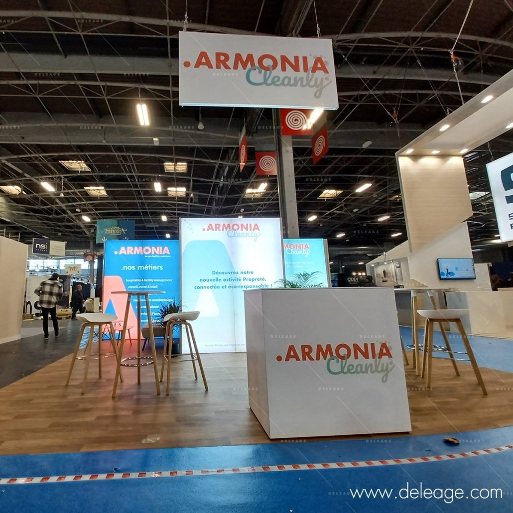 stand-avec-enseigne-cadre-suspendu