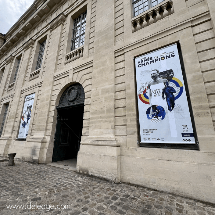 kakemono-exterieur-installation-sur-fenetre