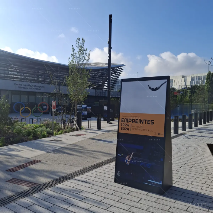 1-location-structures-exposition-exterieure-empreintes-jo-paris Panneau d'exposition extérieure Empreintes 1924-2024 au Centre Aquatique de Saint-Denis.