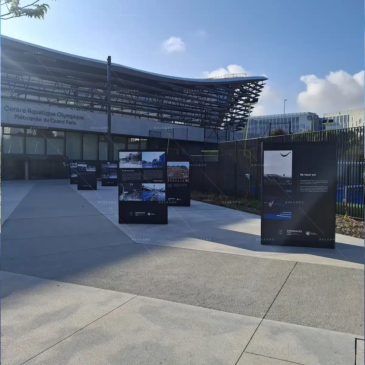 3-location-structures-exposition-exterieure-parvis-centre-aquatique Alignement de structures d'exposition extérieure Deleage sur le parvis.