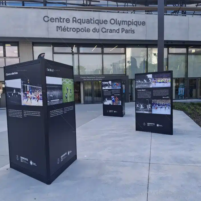 4-materiel-exposition-exterieure-tripode-aluminium-deleage Structure tripode en aluminium pour exposition extérieure haute résistance.