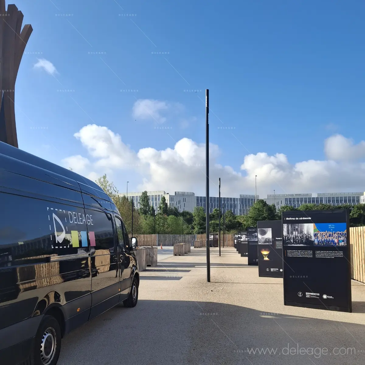 6-logistique-installation-exposition-exterieure-deleage Véhicule d'intervention Deleage pour l'installation d'expositions extérieur
