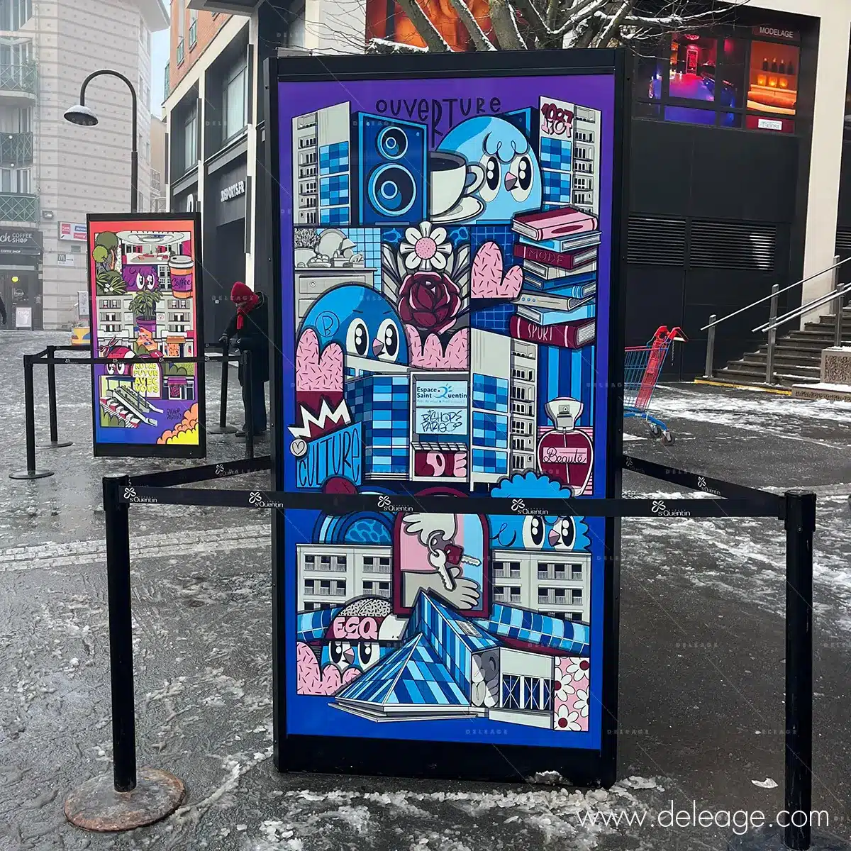 panneau-exposition-photo-exterieur-dibond Structure tripode en aluminium Deleage exposant un visuel artistique moderne.