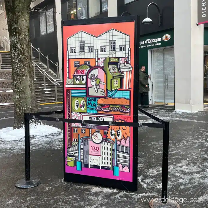 structure-exposition-exterieure-tripode-aluminium Détail d'un panneau d'exposition en aluminium composite Dibond avec impression UV.