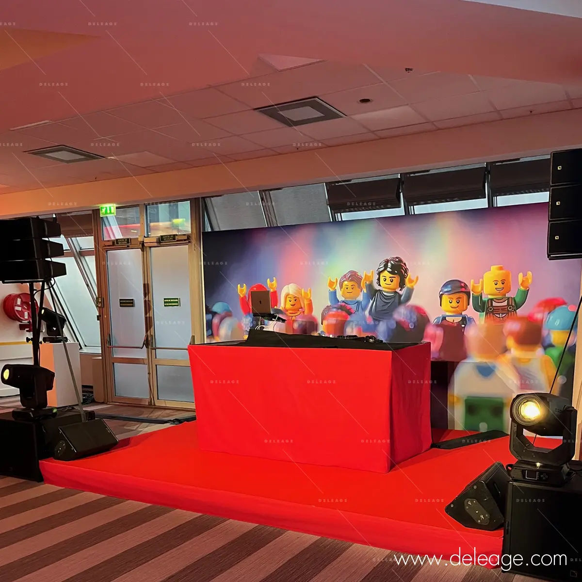 1-decoration-evenementielle-thematique-fond-scene-lego Mur d'image textile et fond de scène thématique LEGO pour soirée de vœux.