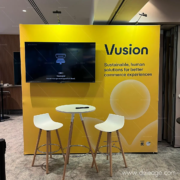 Corner d'exposition avec stand modulaire personnalisé et écran TV intégré au NEWCAP Event Center.