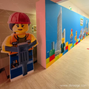 Cloison autoportante avec impression tissu et silhouette LEGO au premier plan.