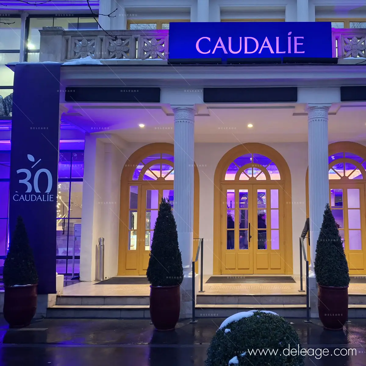 2-kakemono-exterieur-signaletique-evenementielle Détail des kakémonos extérieurs et de l'enseigne lumineuse, décoration événementielle de luxe.