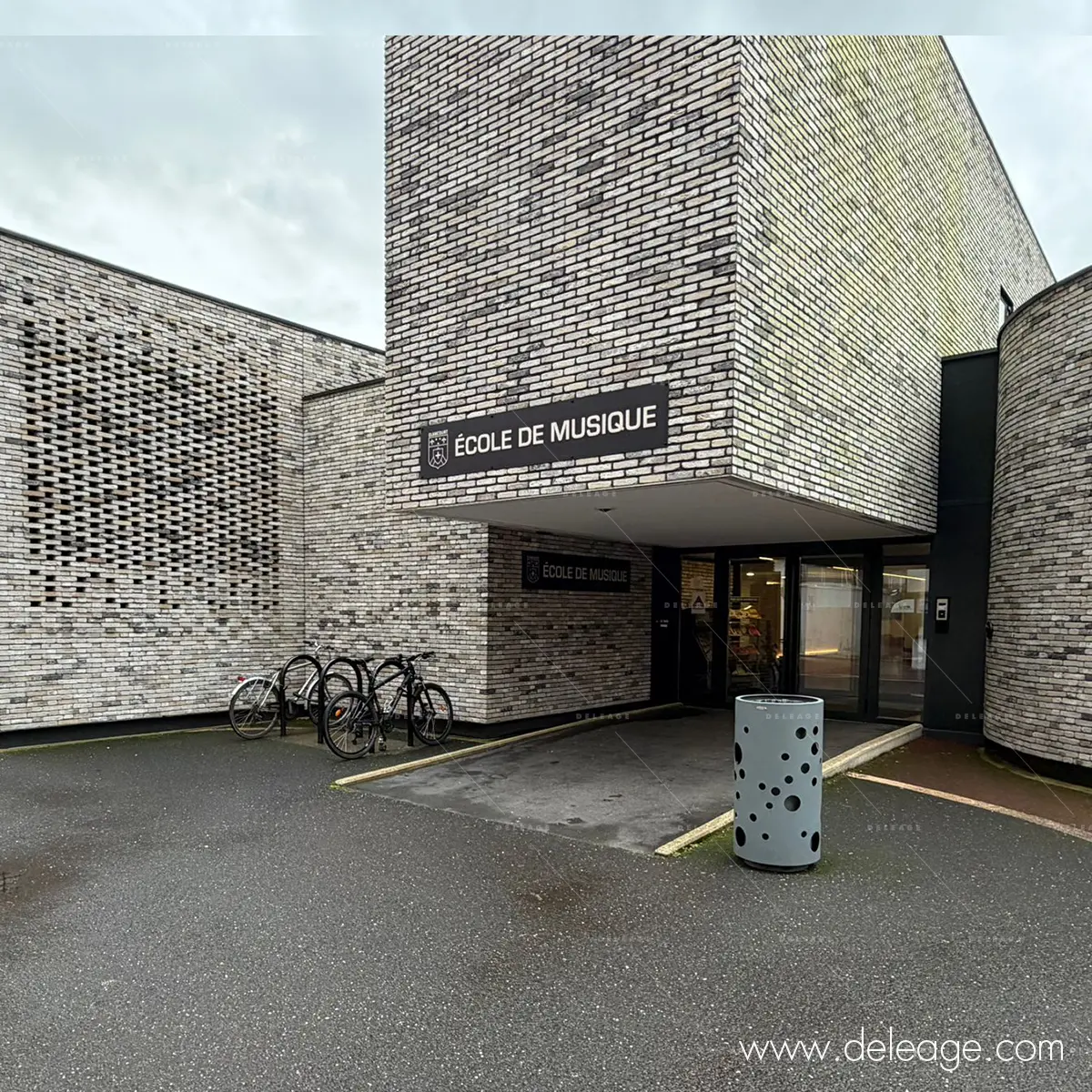 2-signaletique-exterieure-facade Vue d'ensemble de la signalétique sur la façade en briques de l'école de musique.