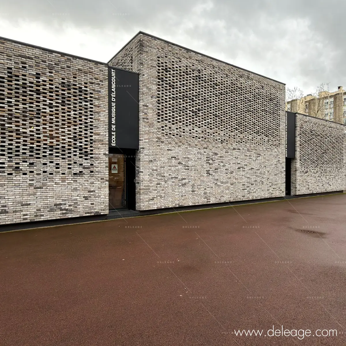 3-lettrage-relief-dibond-noir Panneau vertical en Dibond noir avec lettrage blanc École de Musique d'Élancourt.