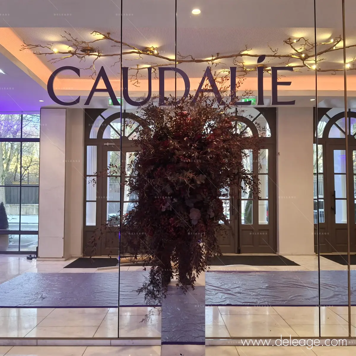 3-signaletique-vitrine-adhésif-caudalie Lettrage adhésif sur vitrine et décoration d'entrée au Pavillon Gabriel.