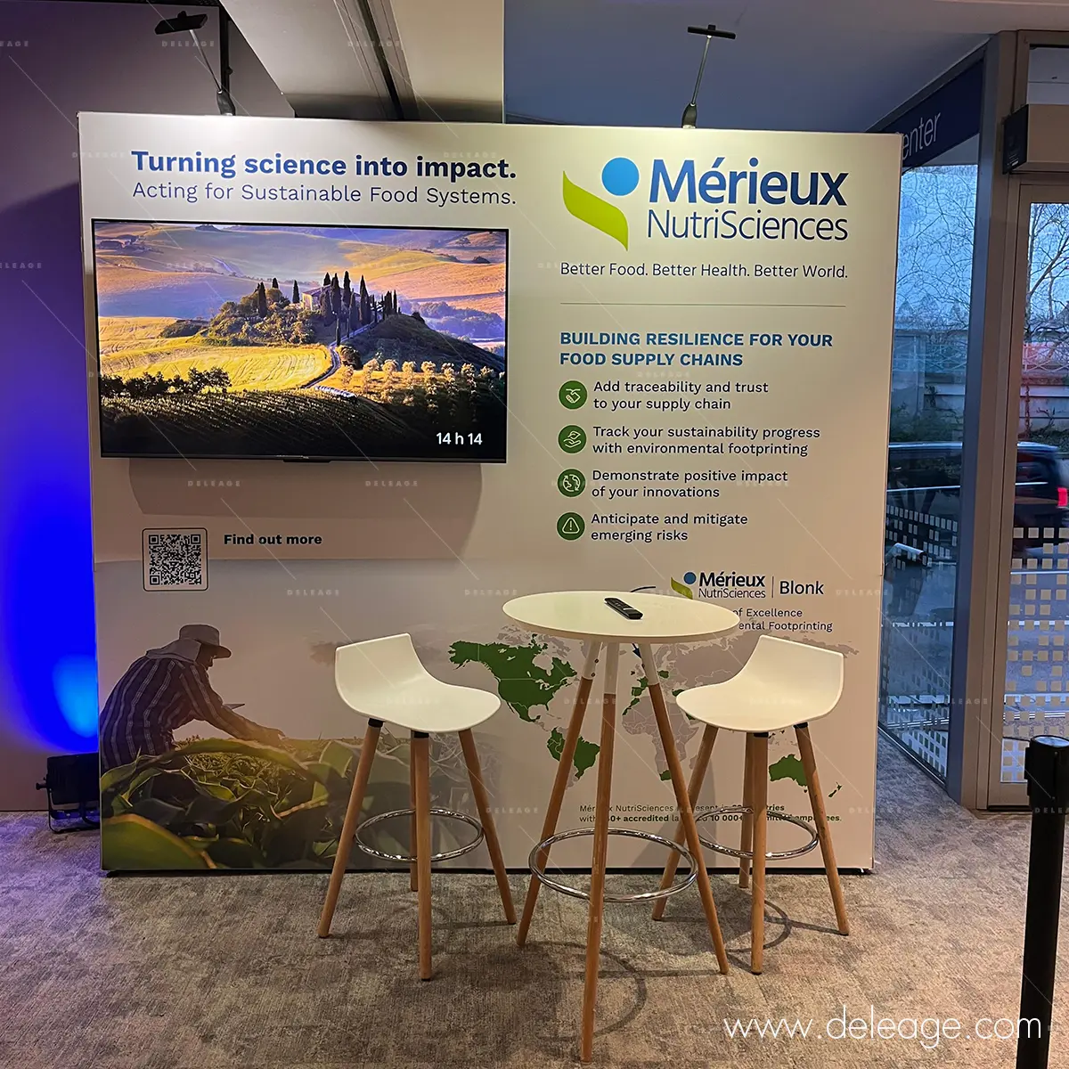 3-stand-modulaire-personnalise-merieux-nutrisciences Corner événementiel pour MÉRIEUX NutriSciences combinant print HD et écran TV intégré.